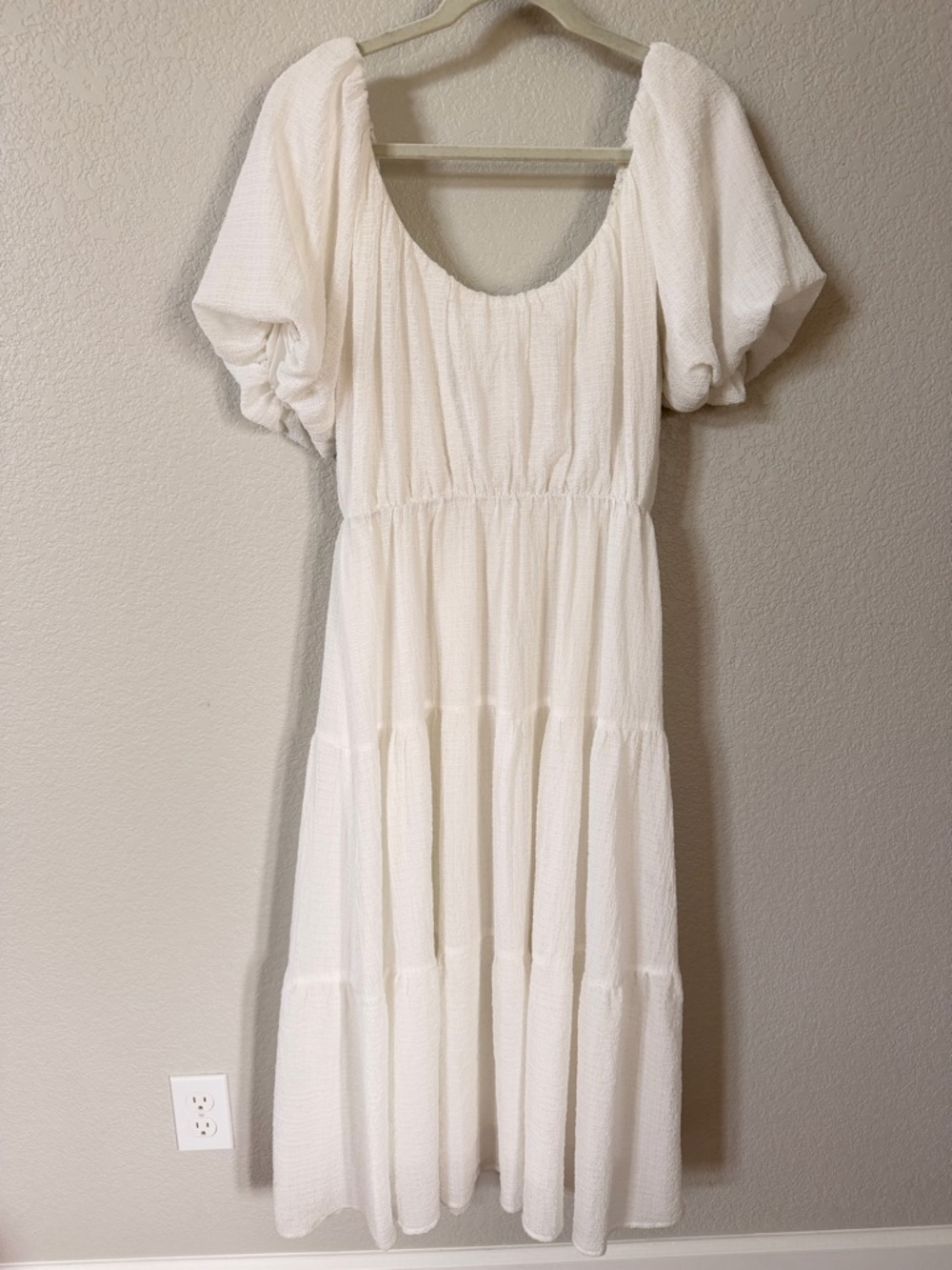 Astr White Puff-Sleeve Tiered Midi Dress - Picture 4 of 11